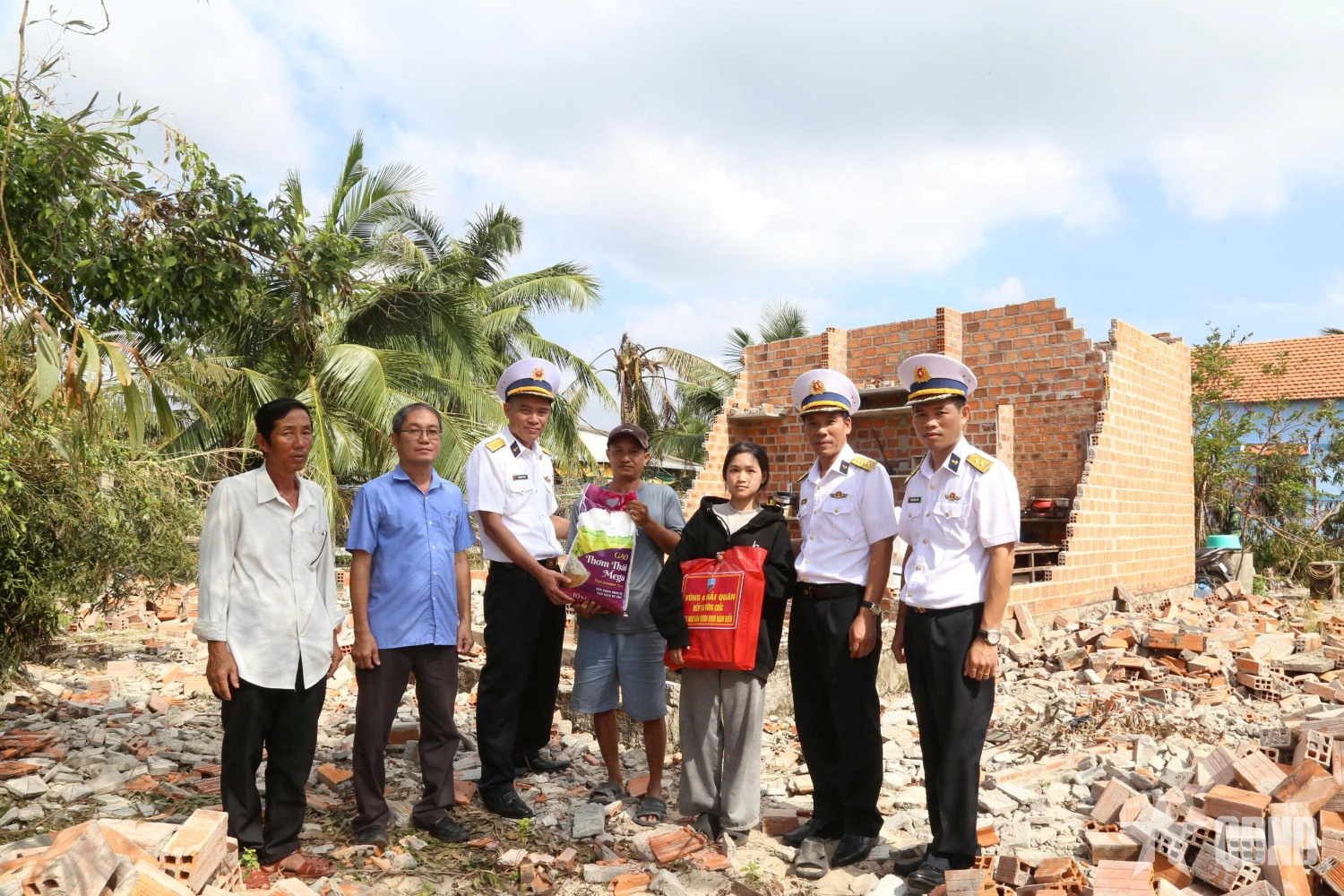 Vùng 4 Hải quân trao 400 suất quà tặng nhân dân tỉnh Đắk Lắk